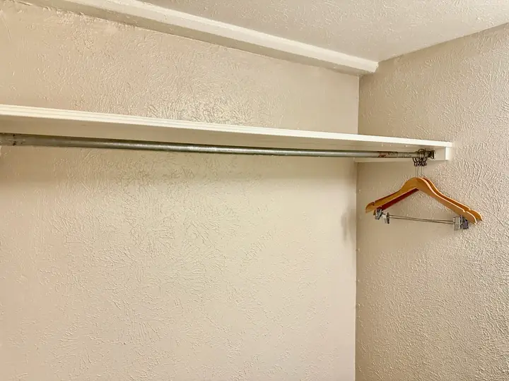 Closet rod with hangers